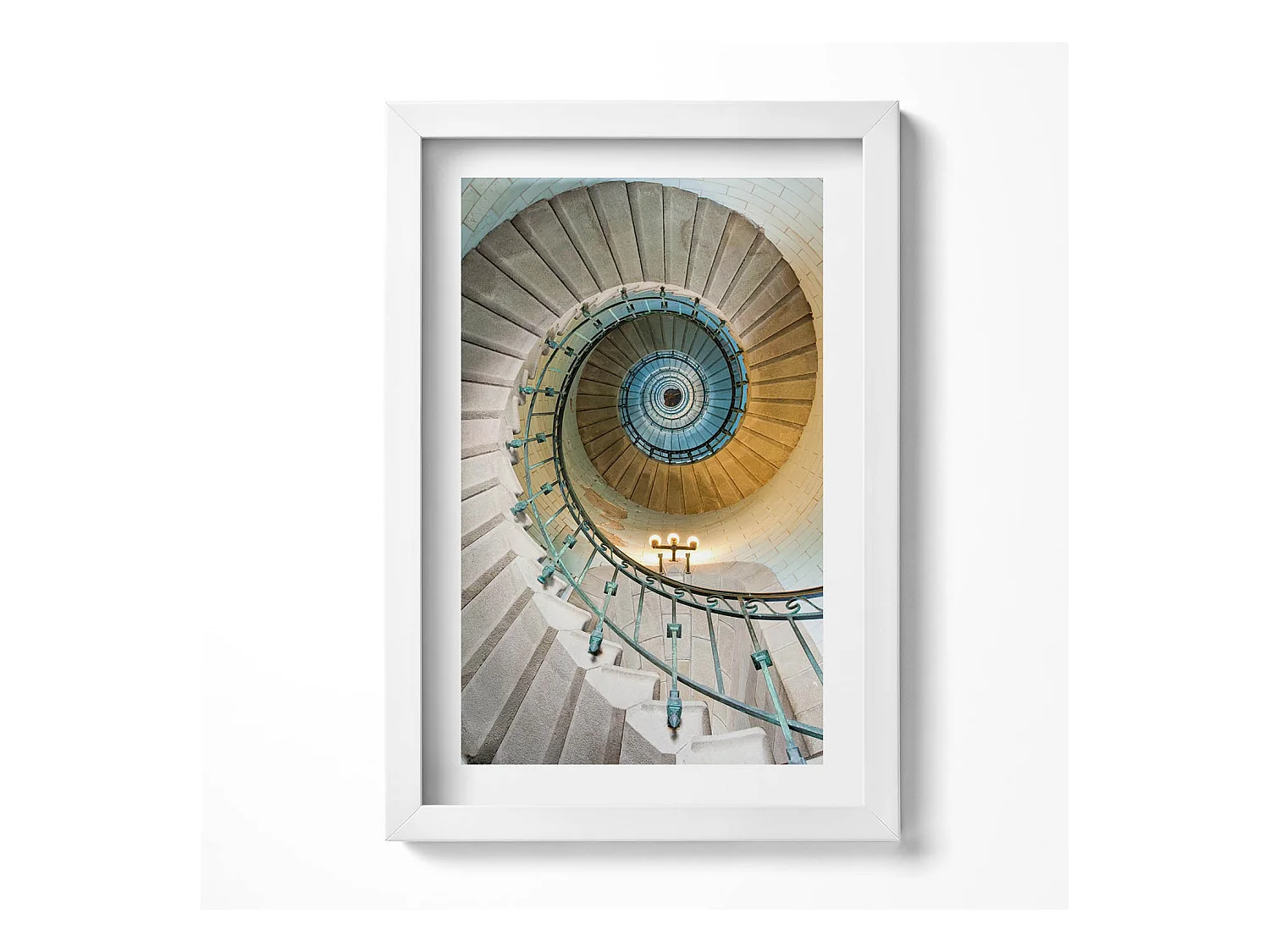 Tableau décoratif avec cadre blanc, Escalier en colimaçon 20 x 30 cm – Parfait pour le salon ou la chambre
