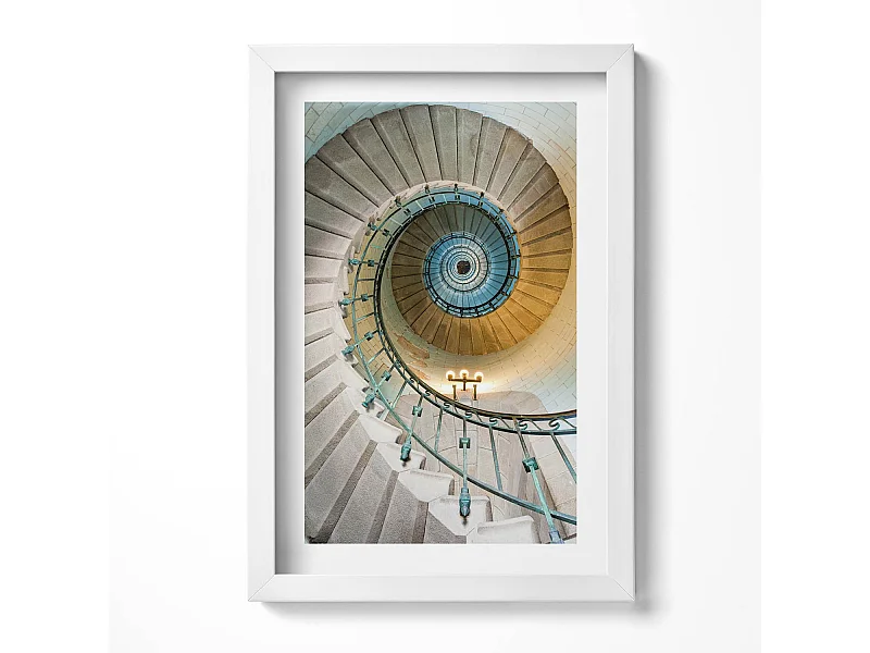 Dekoratives Gemälde mit weißem Rahmen, Wendeltreppe 20 x 30 cm – Perfekt für das Wohn- oder Schlafzimmer