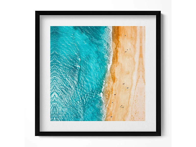 Decoratief schilderij met zwarte lijst, Zee en strand met mensen 50 x 50 cm - Perfect voor in de woon- of slaapkamer