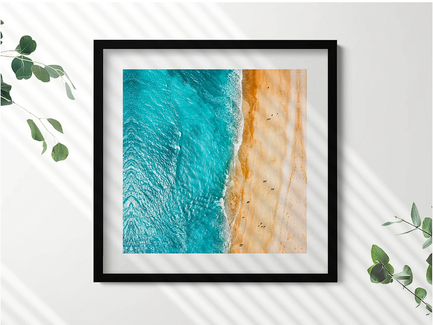 Decoratief schilderij met zwarte lijst, Zee en strand met mensen 50 x 50 cm - Perfect voor in de woon- of slaapkamer