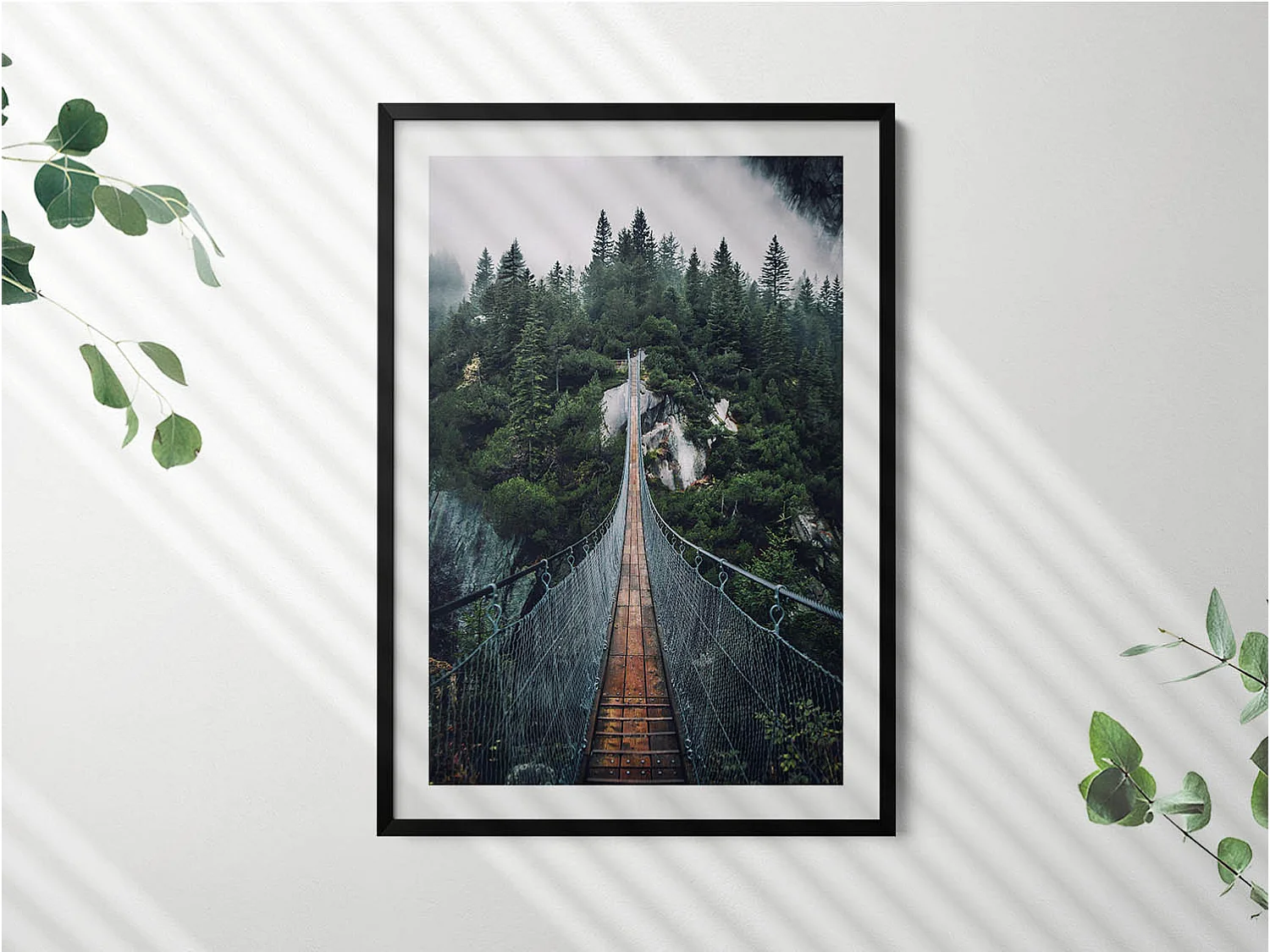 Dekoratives Gemälde mit schwarzem Rahmen, Hängebrücke über den Wald 70 x 100 cm – Perfekt für das Wohn- oder Schlafzimmer