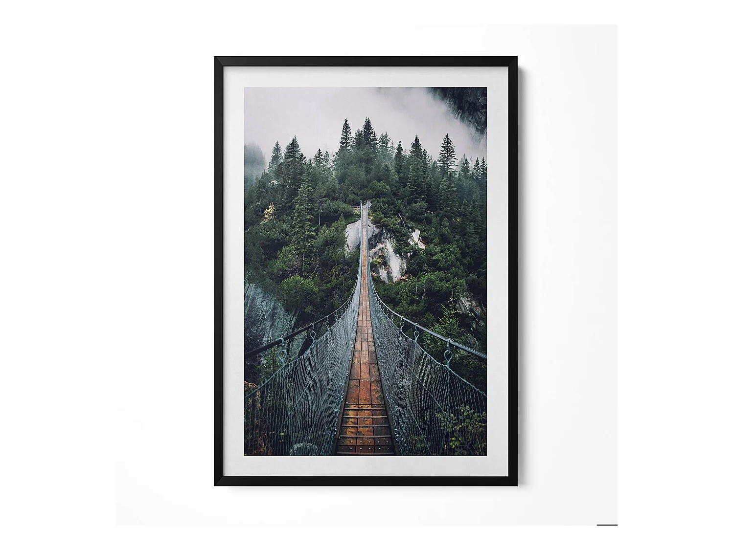 Tableau décoratif avec cadre noir, Pont suspendu au-dessus de la forêt 70 x 100 cm– Parfait pour le salon ou la chambre