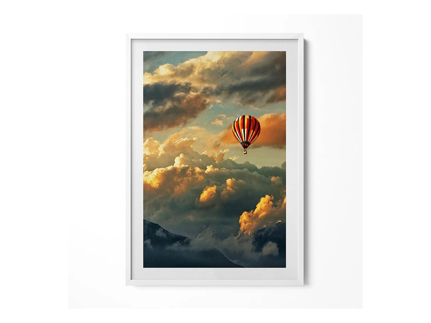 Tableau décoratif avec cadre blanc, Vol en montgolfière entre les nuages 70 x 100 cm– Parfait pour le salon ou la chambre