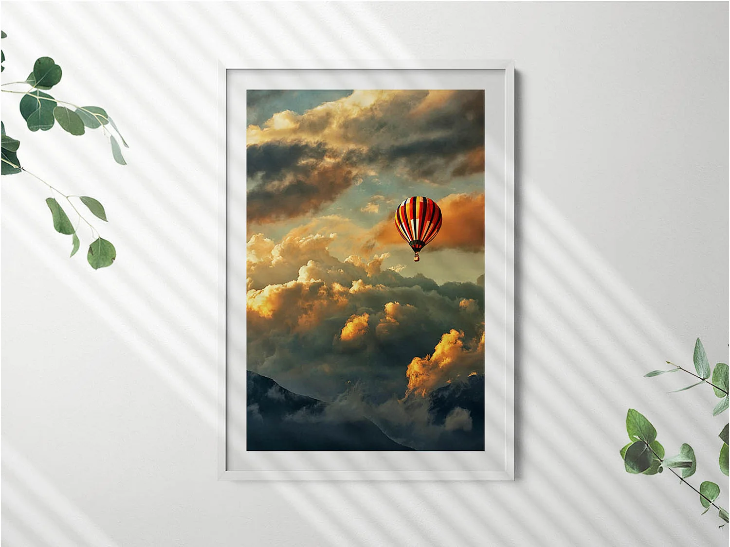 Tableau décoratif avec cadre blanc, Vol en montgolfière entre les nuages 70 x 100 cm– Parfait pour le salon ou la chambre