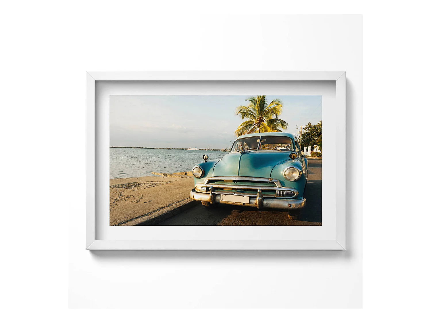Tableau décoratif avec cadre blanc, Voiture bleue au bord de la mer 60 x 40 cm– Parfait pour le salon ou la chambre