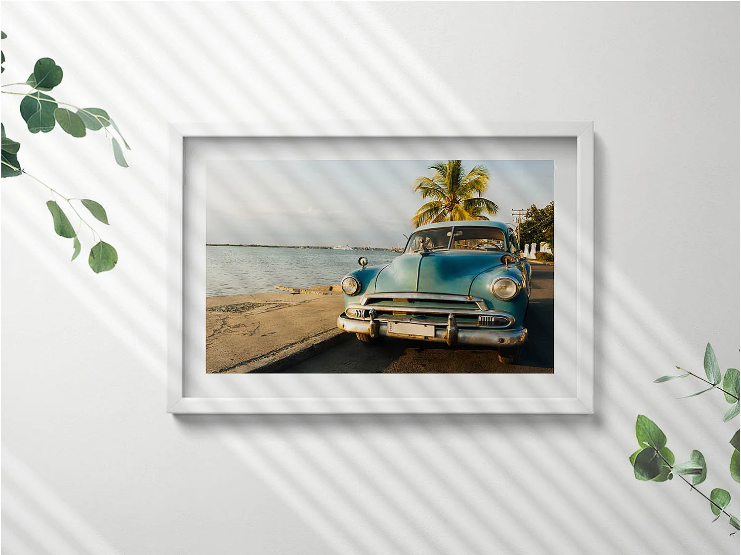 Dekoratives Gemälde mit weißem Rahmen, Blaues Auto am Meer 60 x 40 cm – Perfekt für das Wohn- oder Schlafzimmer