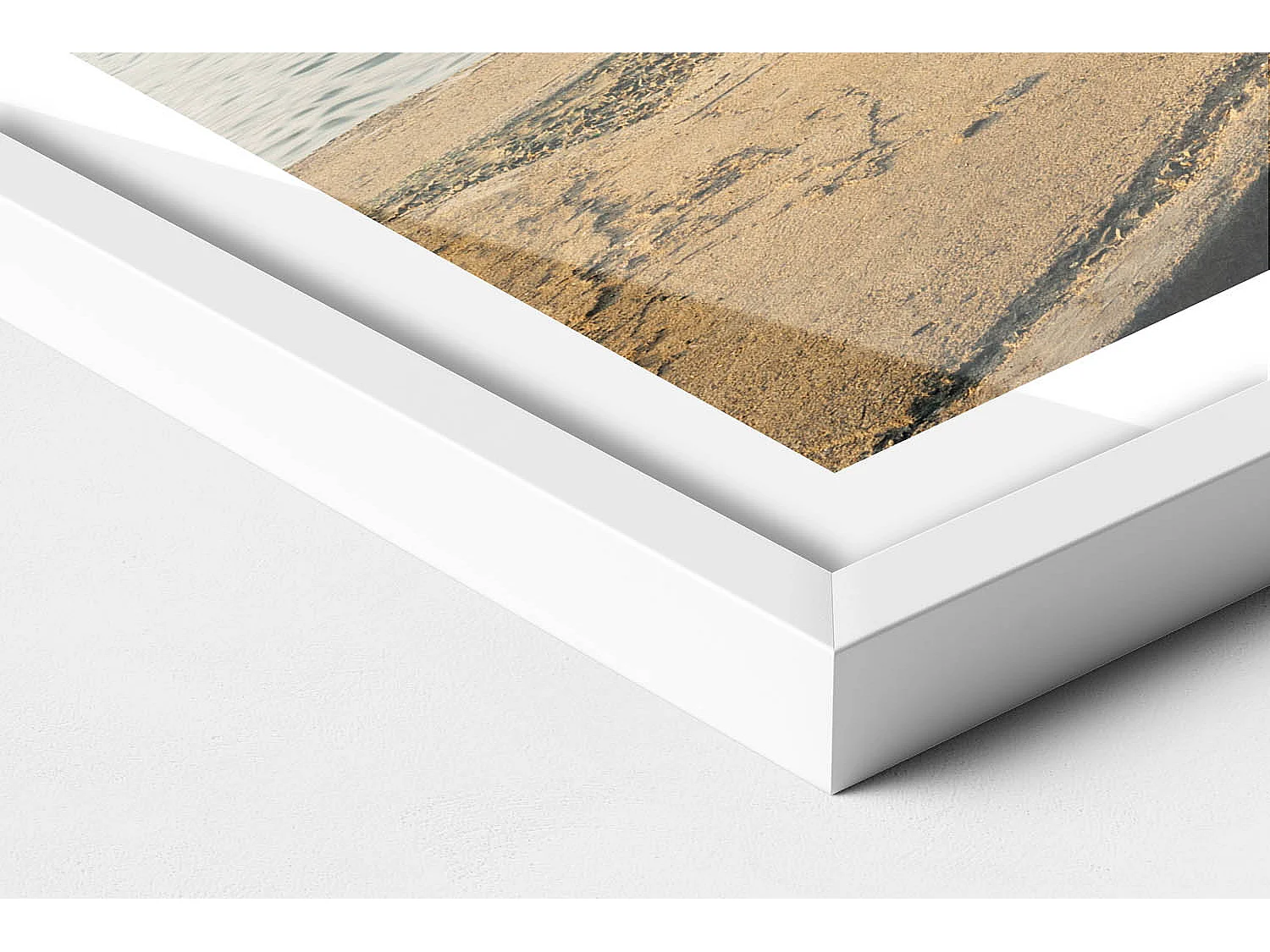 Dekoratives Gemälde mit weißem Rahmen, Blaues Auto am Meer 60 x 40 cm – Perfekt für das Wohn- oder Schlafzimmer