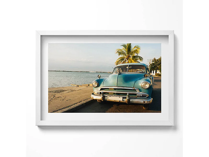 Dekoratives Gemälde mit weißem Rahmen, Blaues Auto am Meer 60 x 40 cm – Perfekt für das Wohn- oder Schlafzimmer