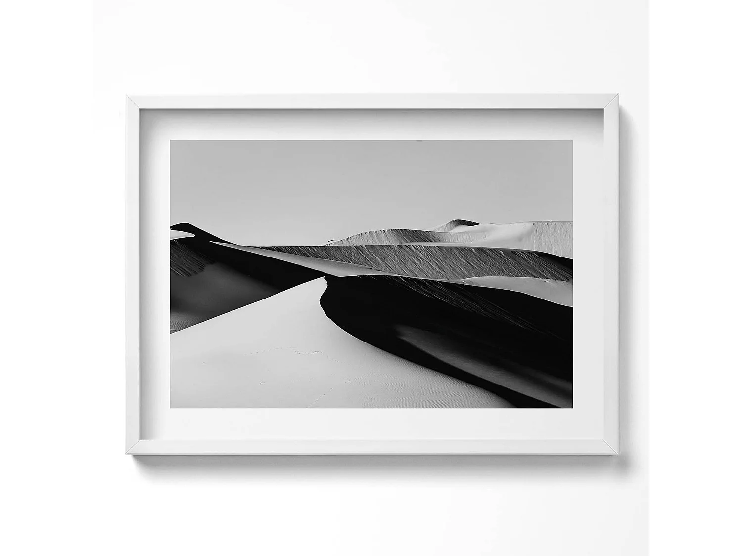 Dekoratives Gemälde mit weißem Rahmen, minimalistische schwarz-weiße Wüstenlandschaft 70 x 50 cm – perfekt für das Wohn- oder Schlafzimmer