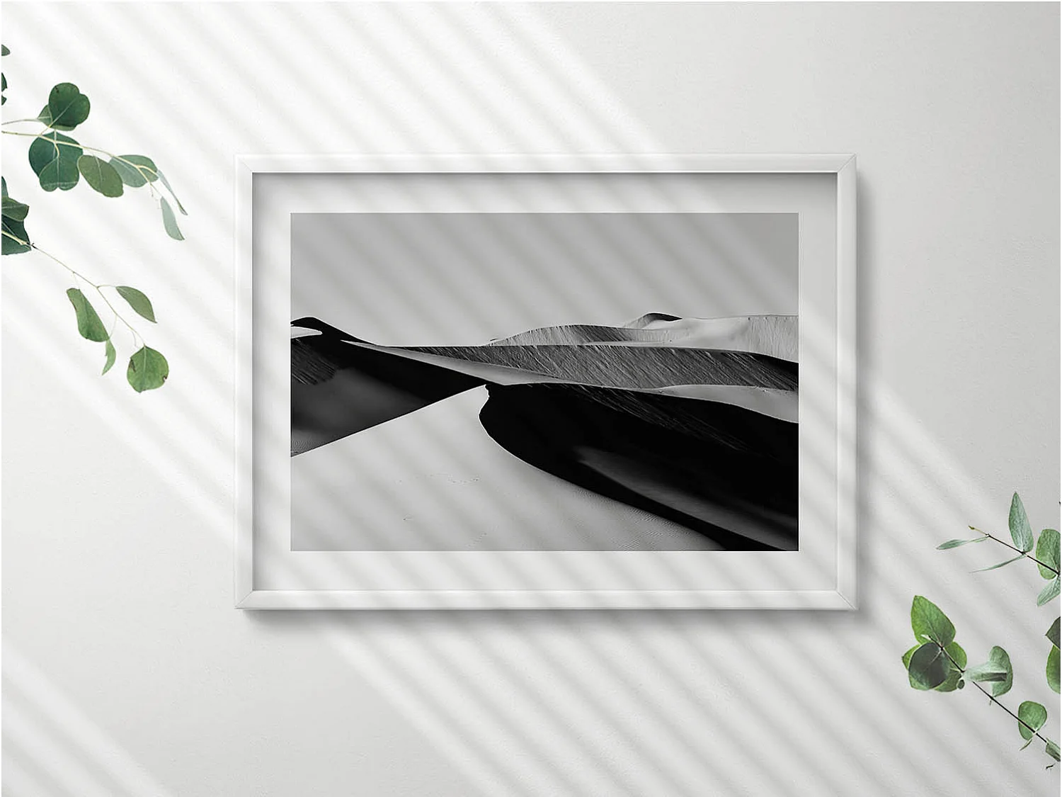 Dekoratives Gemälde mit weißem Rahmen, minimalistische schwarz-weiße Wüstenlandschaft 70 x 50 cm – perfekt für das Wohn- oder Schlafzimmer