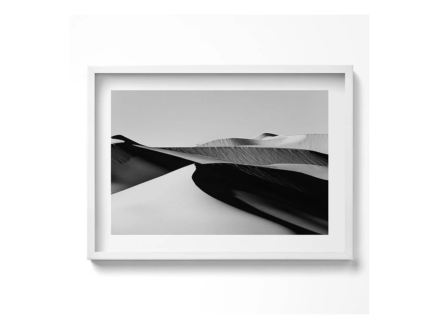 Tableau décoratif avec cadre blanc, Paysage désertique minimaliste noir et blanc 70 x 50 cm– Parfait pour le salon ou la chambre