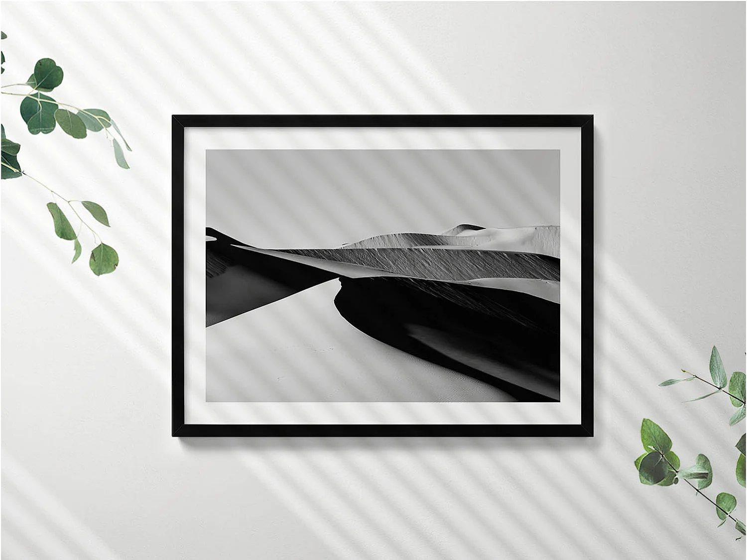 Dekoratives Gemälde mit schwarzem Rahmen, minimalistische schwarz-weiße Wüstenlandschaft 80 x 60 cm – perfekt für das Wohn- oder Schlafzimmer