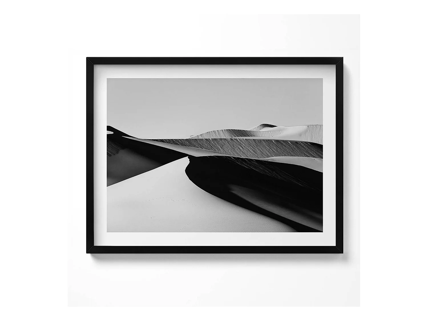 Tableau décoratif avec cadre noir, Paysage désertique minimaliste noir et blanc 80 x 60 cm– Parfait pour le salon ou la chambre