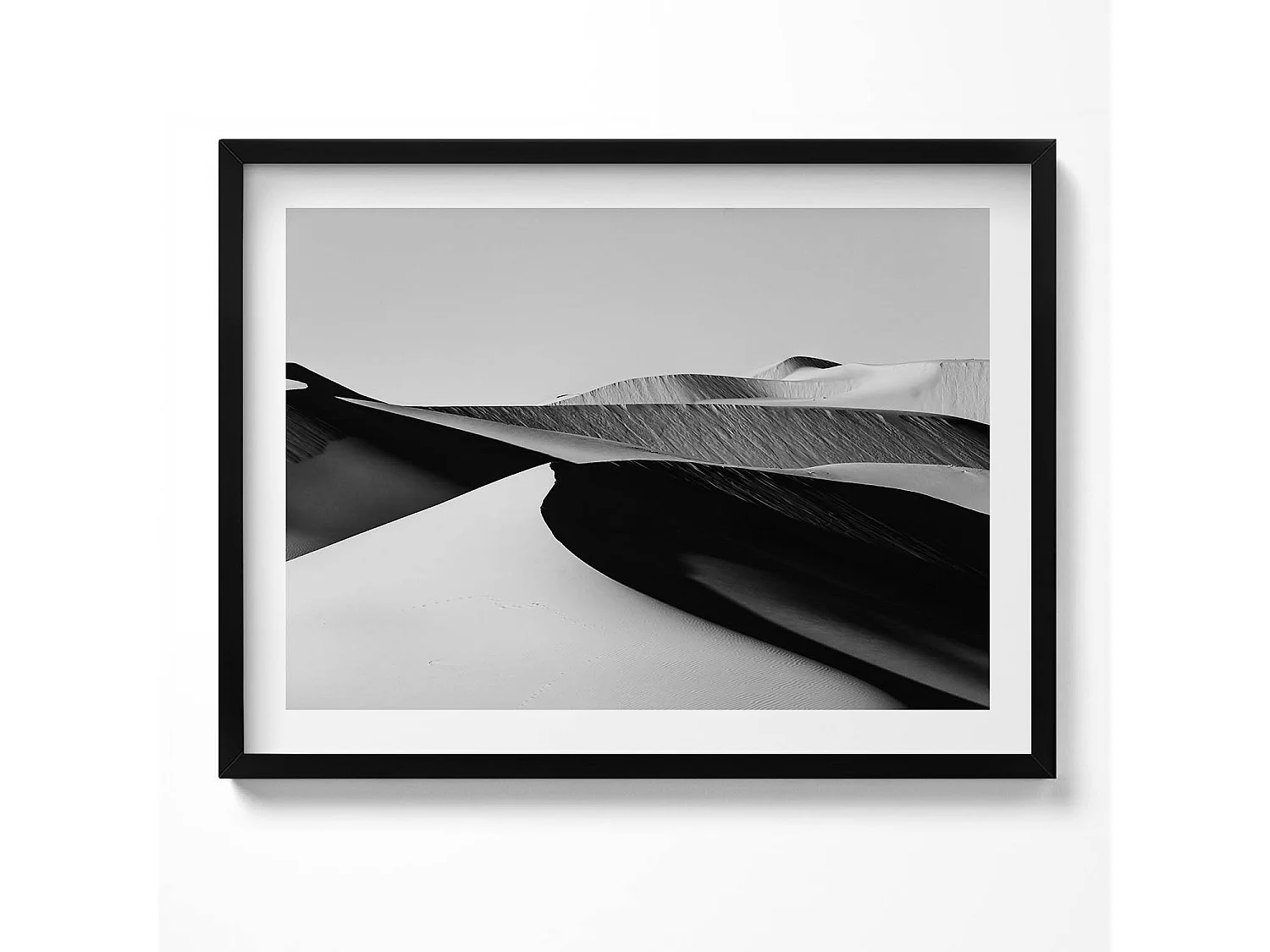 Dekoratives Gemälde mit schwarzem Rahmen, minimalistische schwarz-weiße Wüstenlandschaft 80 x 60 cm – perfekt für das Wohn- oder Schlafzimmer