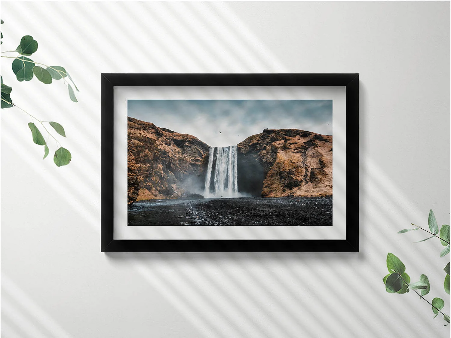 Dekoratives Gemälde mit schwarzem Rahmen, Wasserfall zwischen den Felsen 30 x 20 cm – Perfekt für das Wohn- oder Schlafzimmer