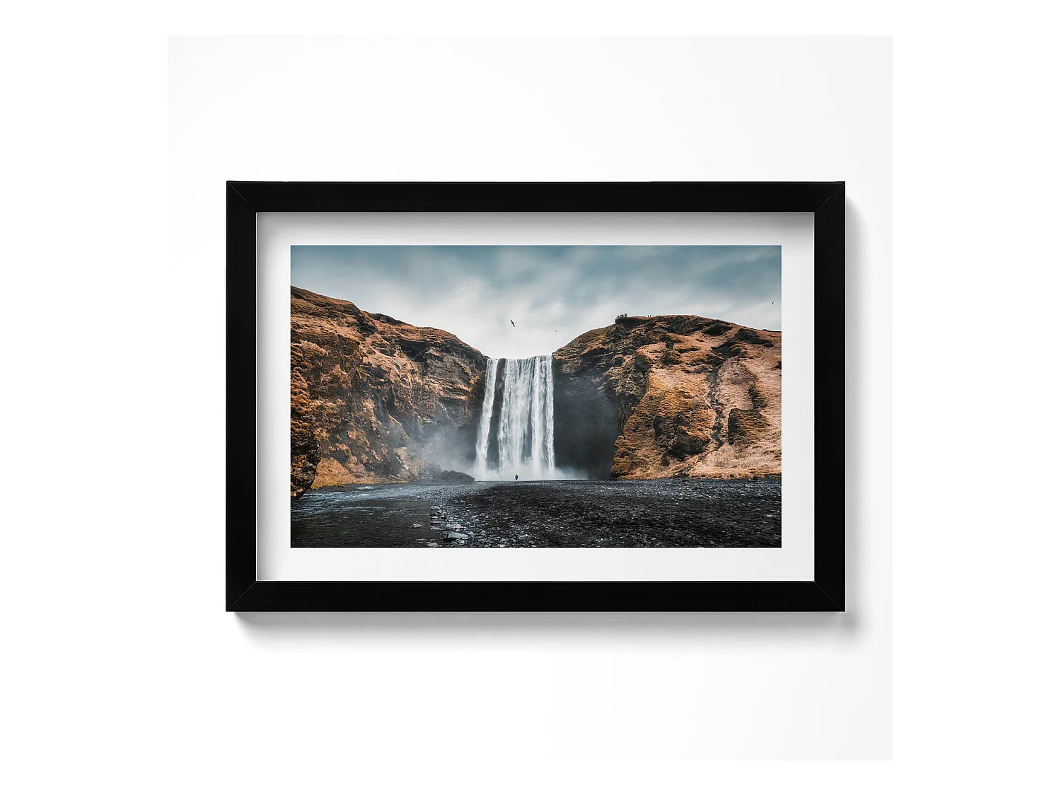 Tableau décoratif avec cadre noir, Cascade parmi les rochers 30 x 20 cm – Parfait pour le salon ou la chambre