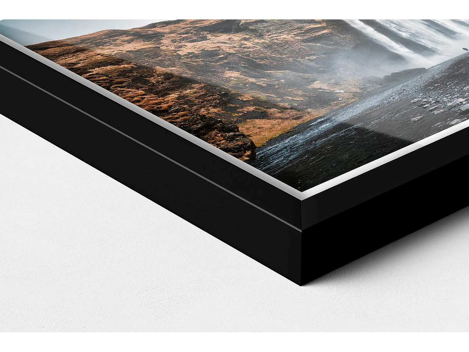 Decoratief schilderij met zwarte lijst, Waterval tussen de rotsen 30 x 20 cm - Perfect voor de woon- of slaapkamer