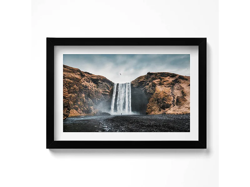 Dekoratives Gemälde mit schwarzem Rahmen, Wasserfall zwischen den Felsen 30 x 20 cm – Perfekt für das Wohn- oder Schlafzimmer