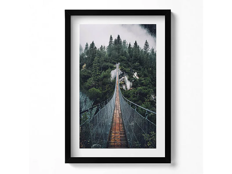 Decoratief schilderij met zwarte lijst, Hangbrug over het bos 40 x 60 cm – Perfect voor de woon- of slaapkamer