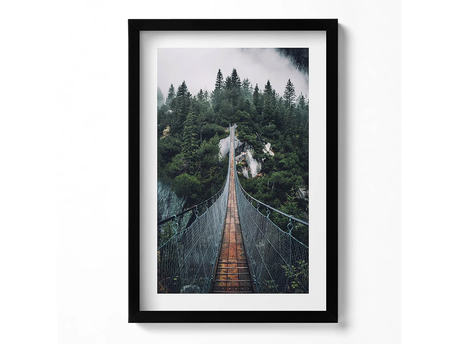 Dekoratives Gemälde mit schwarzem Rahmen, Hängebrücke über den Wald 40 x 60 cm – Perfekt für das Wohn- oder Schlafzimmer