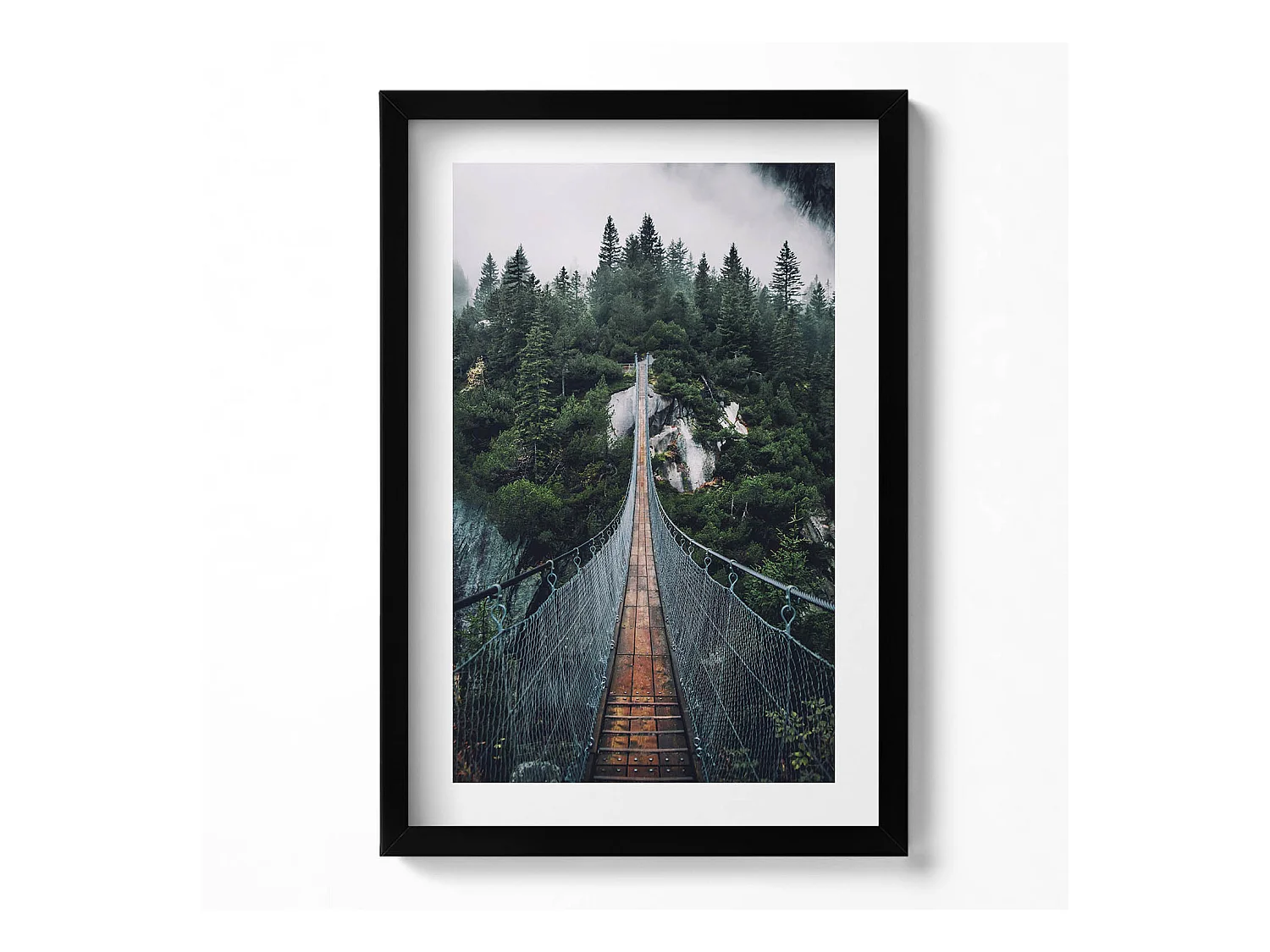 Tableau décoratif avec cadre noir, Pont suspendu au-dessus de la forêt 40 x 60 cm– Parfait pour le salon ou la chambre