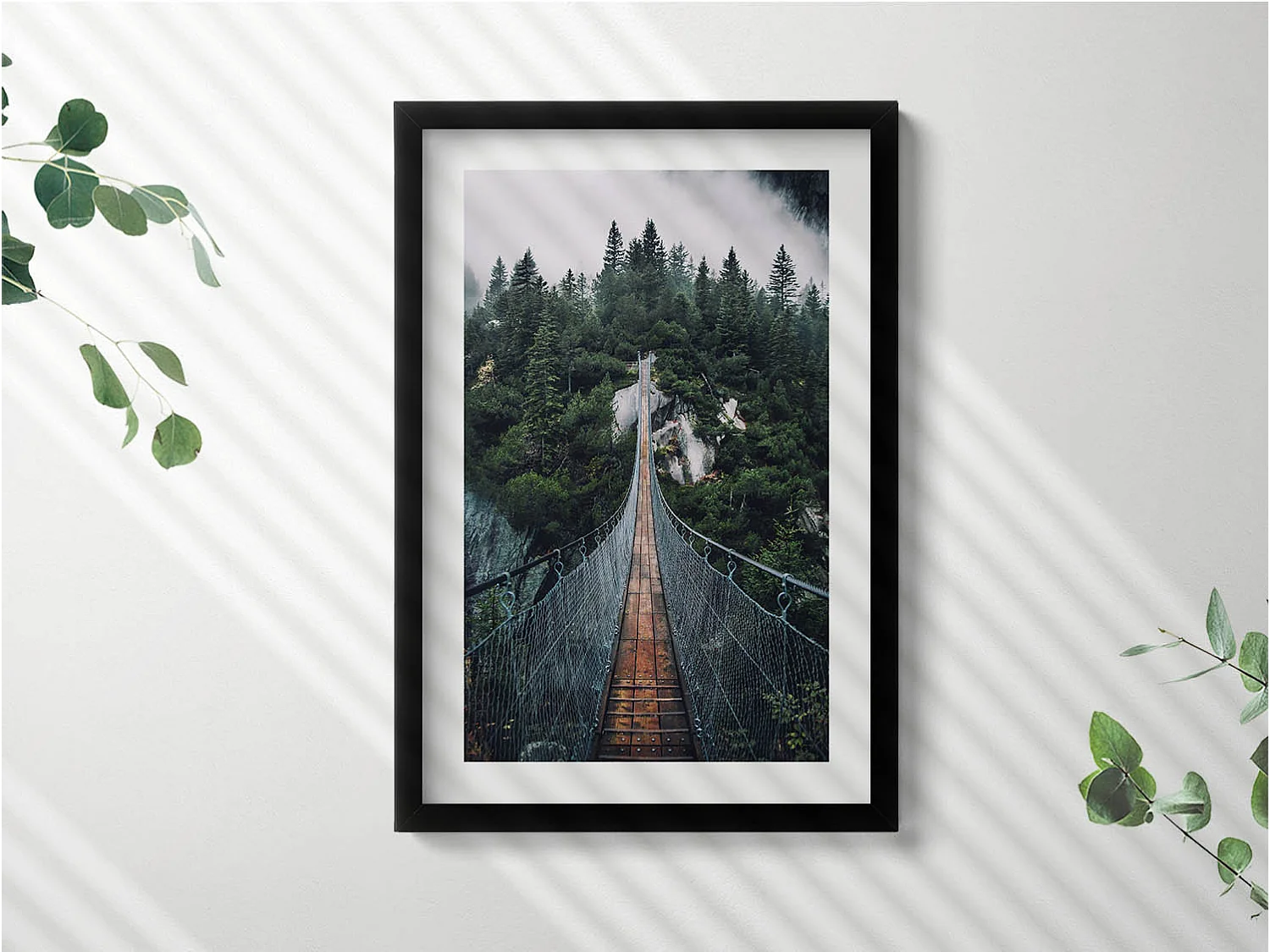 Cuadro decorativo con marco negro, Puente colgante sobre el bosque 40 x 60 cm – Perfecto para el salón o el dormitorio