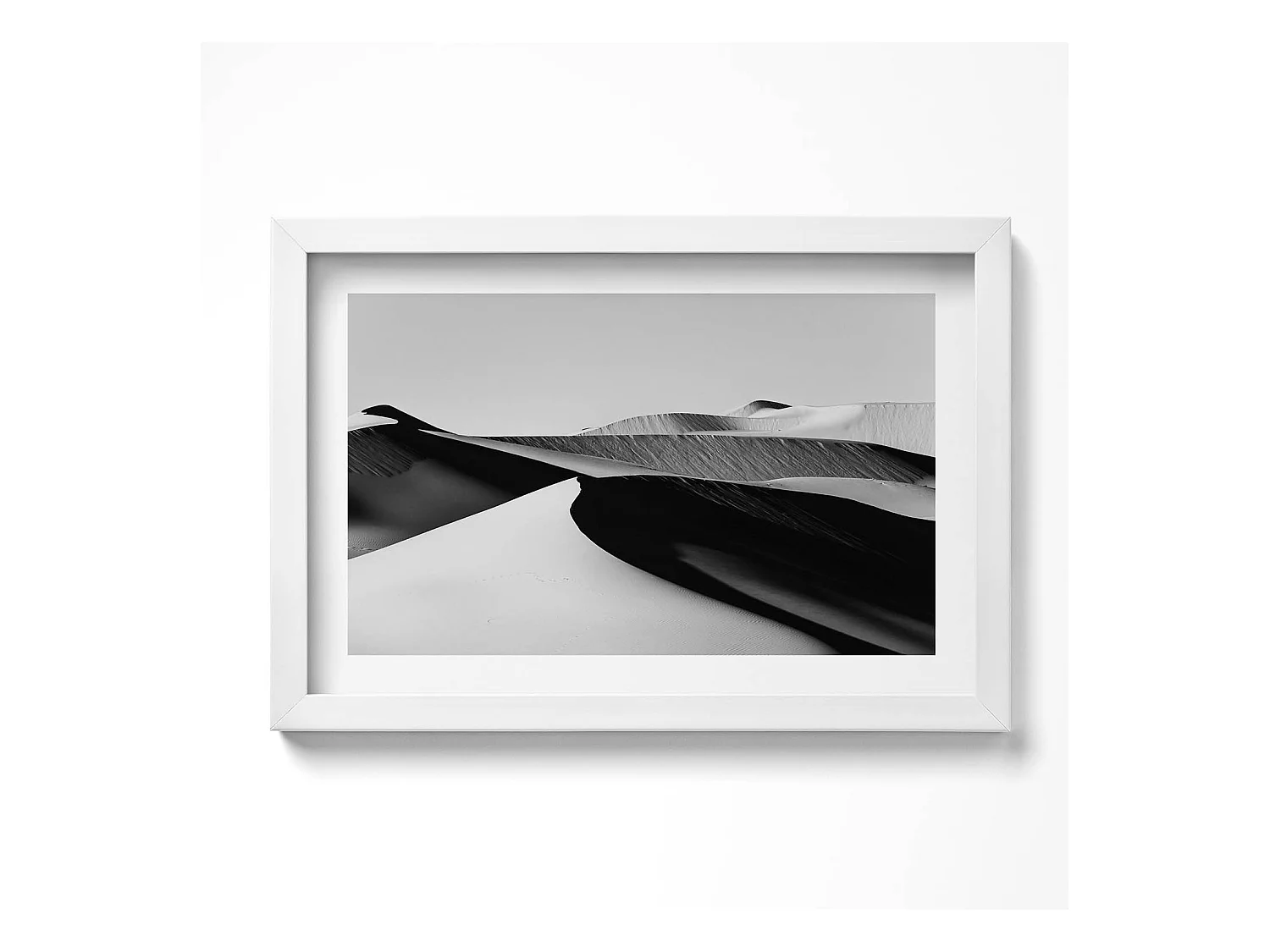 Tableau décoratif avec cadre blanc, Paysage désertique minimaliste noir et blanc 30 x 20 cm – Parfait pour le salon ou la chambre