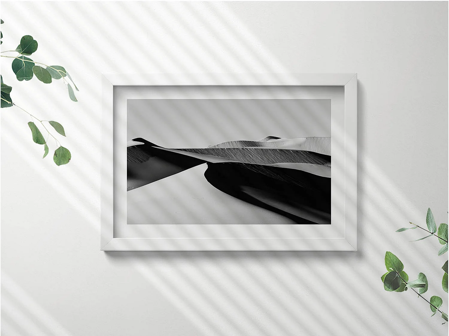 Tableau décoratif avec cadre blanc, Paysage désertique minimaliste noir et blanc 30 x 20 cm – Parfait pour le salon ou la chambre