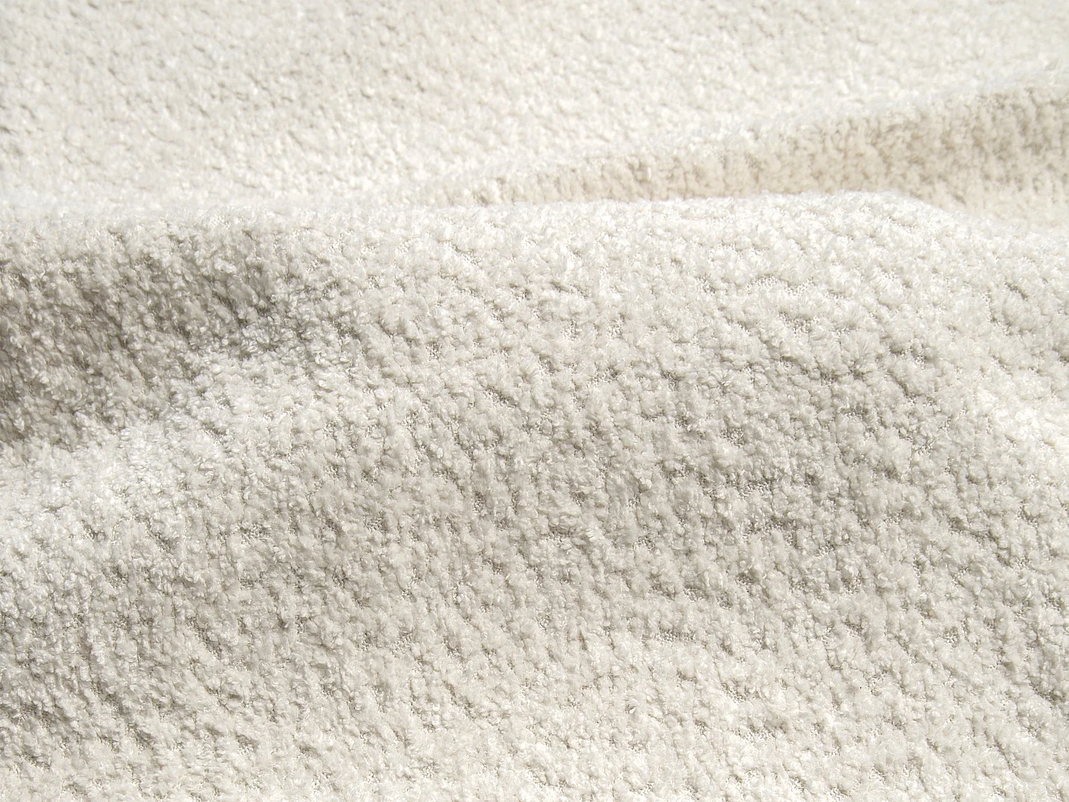 Venstre åpen hjørnesofa i hvit bukle-stoff POGNI fra Maison Céphy