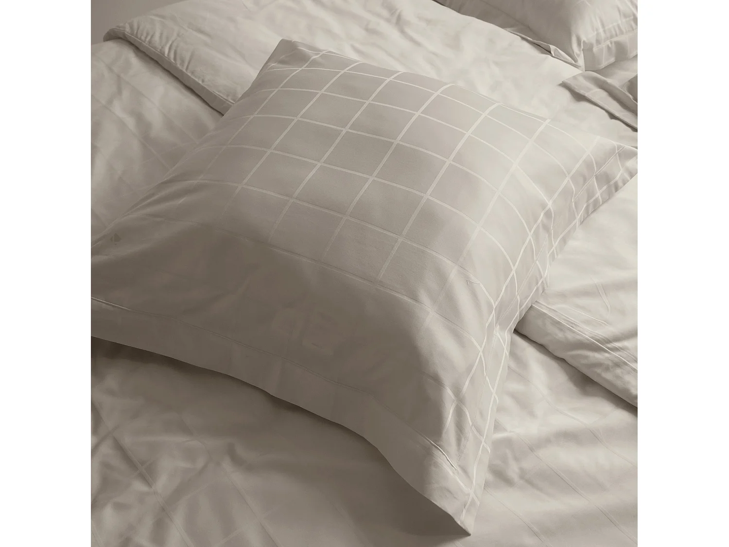 Taie d'oreiller 65x65 cm satin CONCERTO carreaux beige Lin