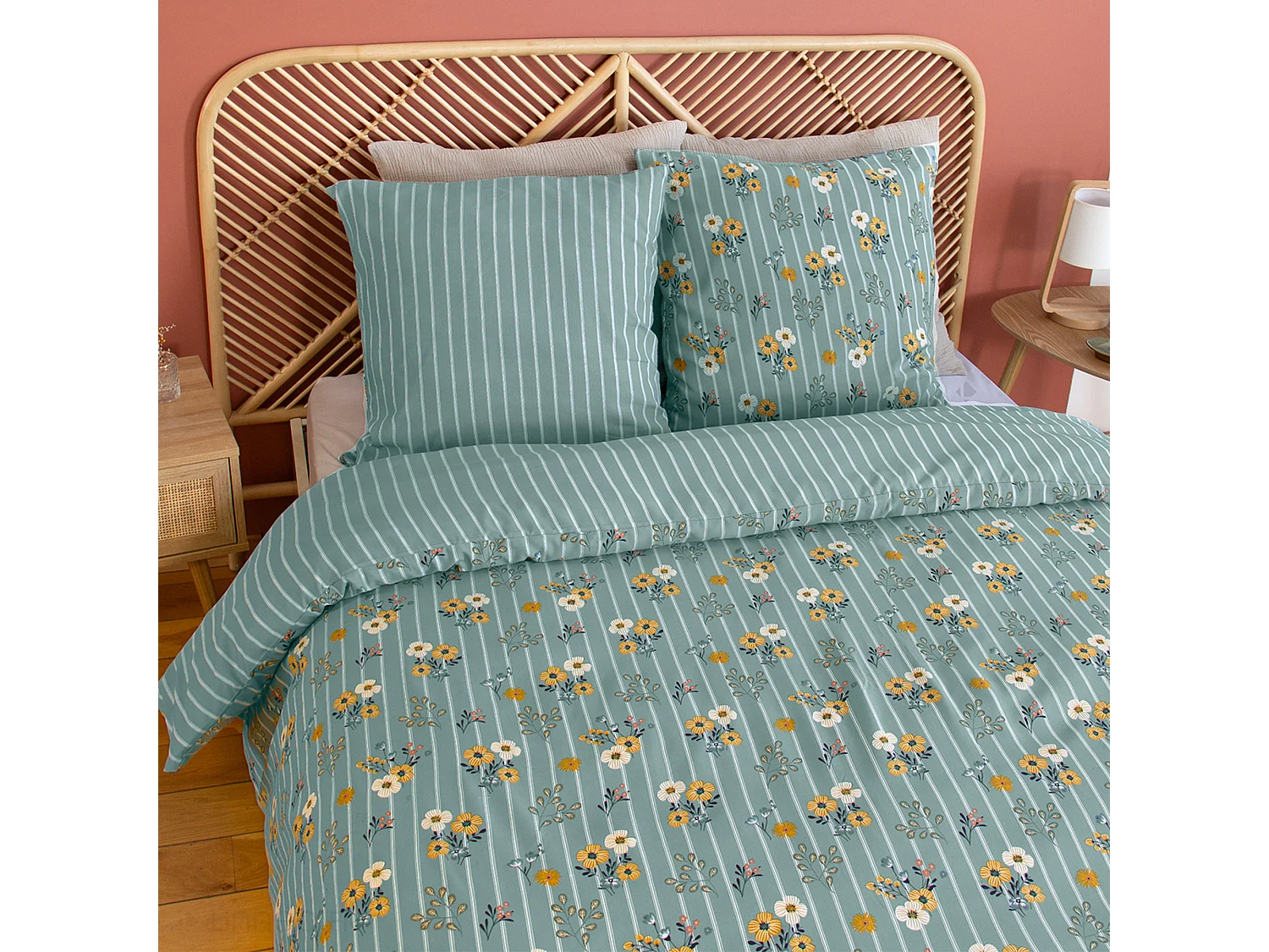 Parure de lit 260x240 cm FLORINETTE microfibre à rayures motif florale