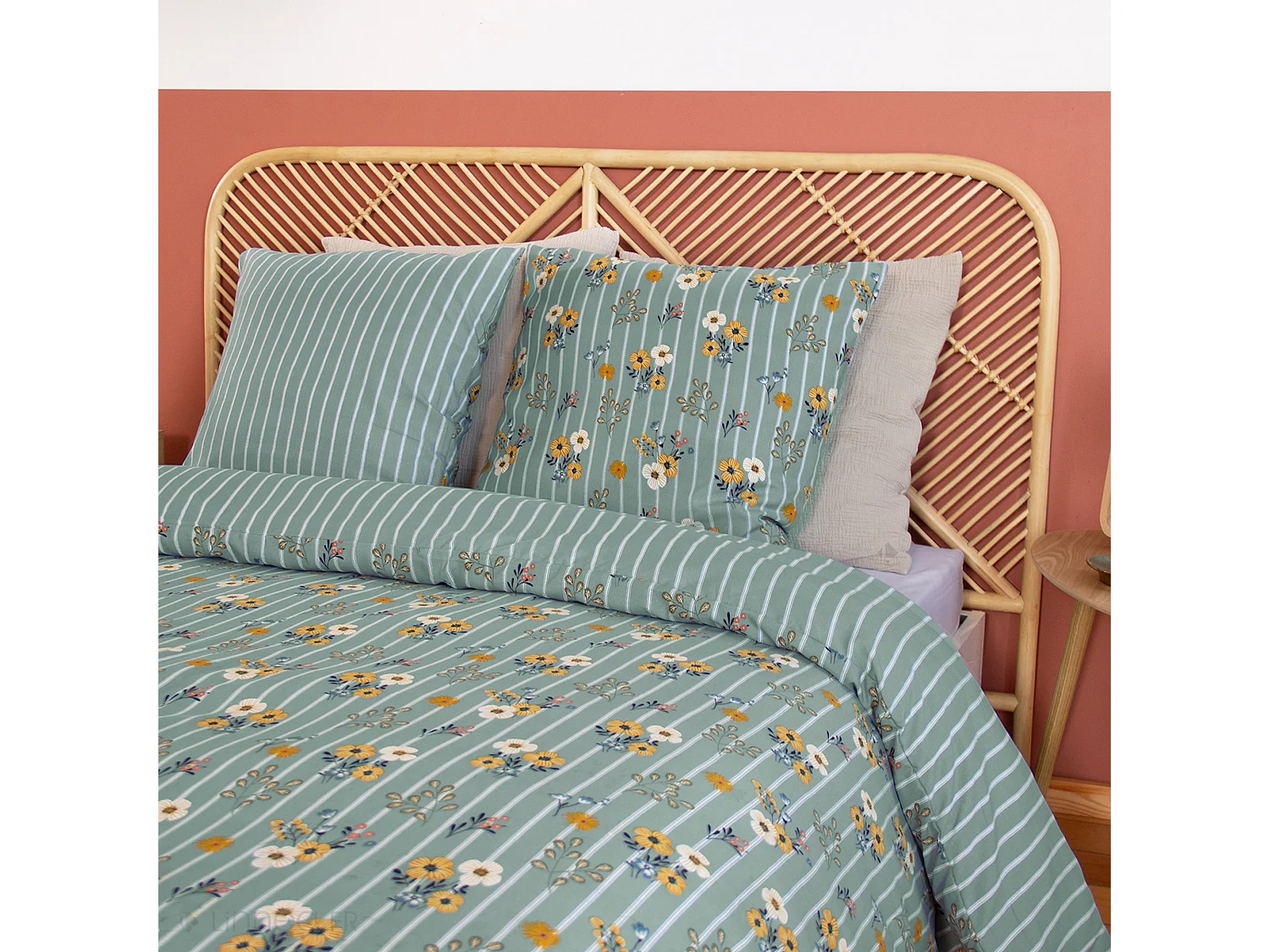 Parure de lit 260x240 cm FLORINETTE microfibre à rayures motif florale