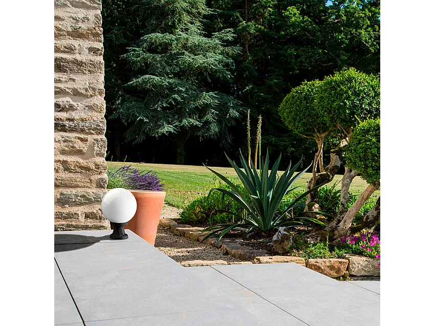 Farol exterior INDURA GLOBO estilo clássico - A. 35 cm x P. ø25 cm - E27 70W - esfera opala - resina - IP55 - preto