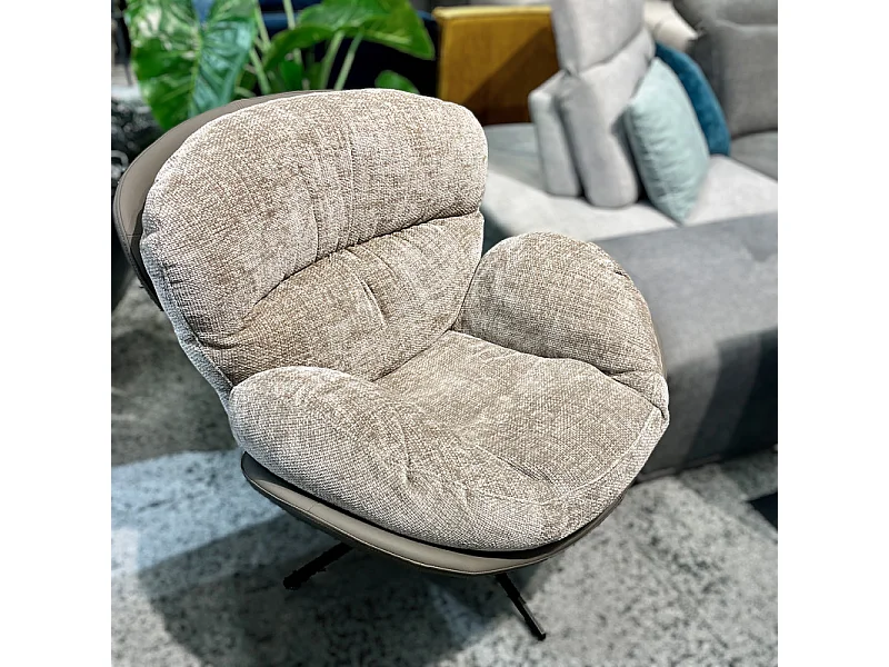 Fauteuil rotatif 360° tissu doux beige et pieds métal noir - CORNELIA