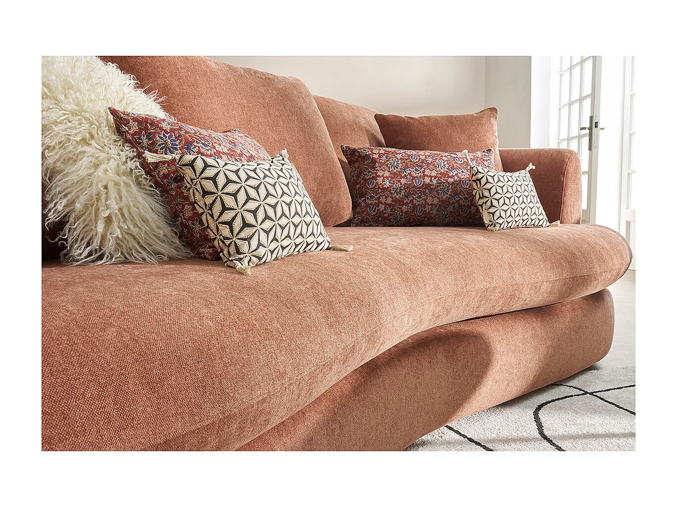 Divano sfoderabile design a forma di fagiolo in tessuto effetto velluto terracotta SACHA