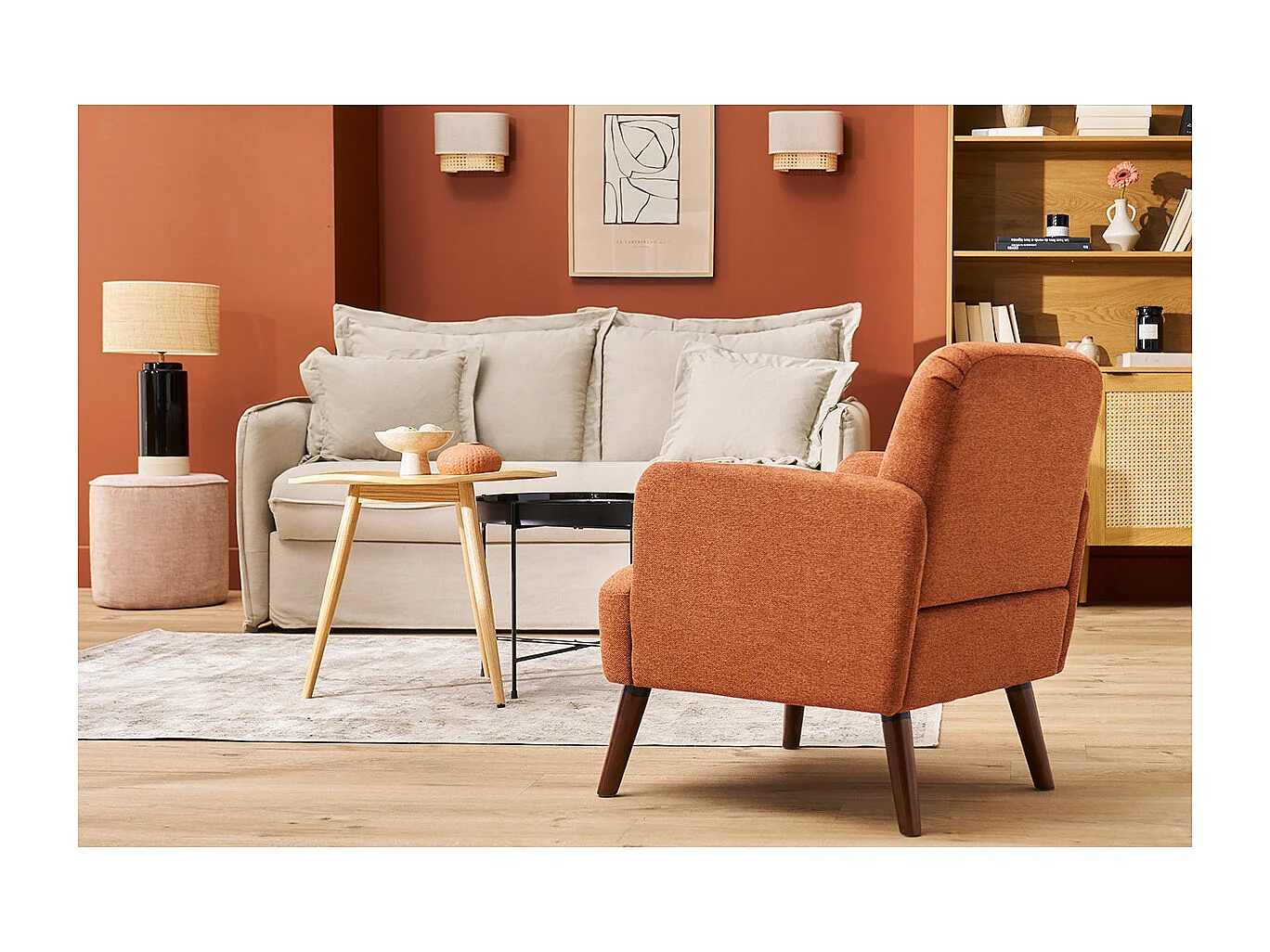 Fauteuil scandinave en tissu effet velours texturé terre brûlée et bois foncé ISKO