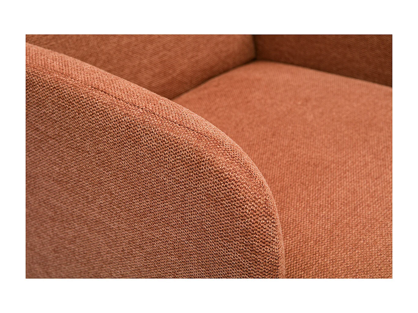 Sillón escandinavo de terciopelo texturizado en color tierra quemada y madera oscura ISKO