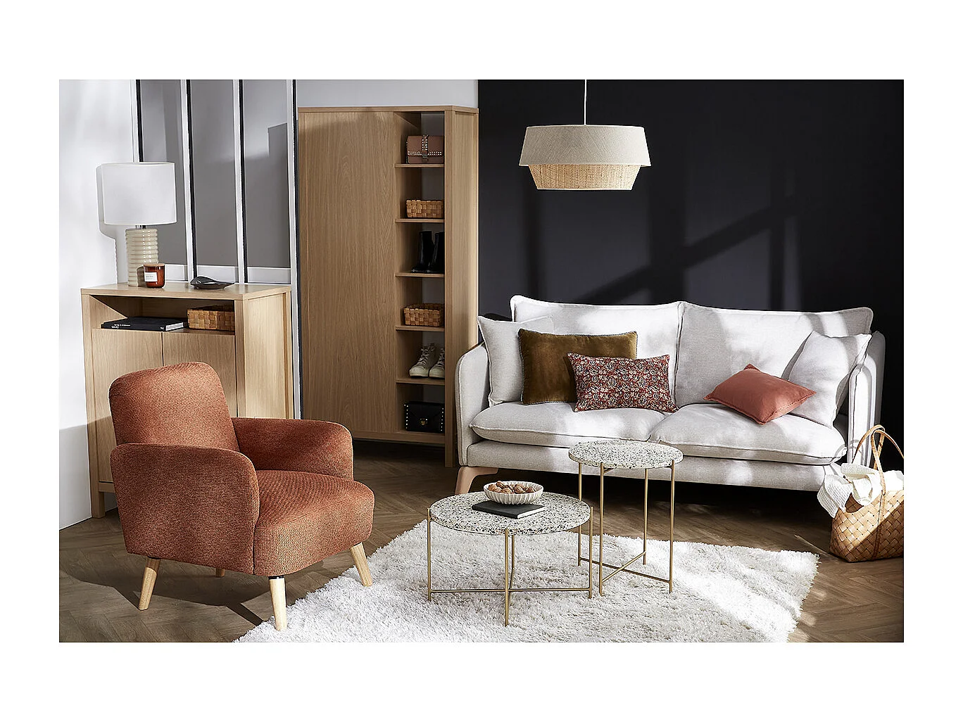 Fauteuil scandinave en tissu gris clair et bois clair ISKO