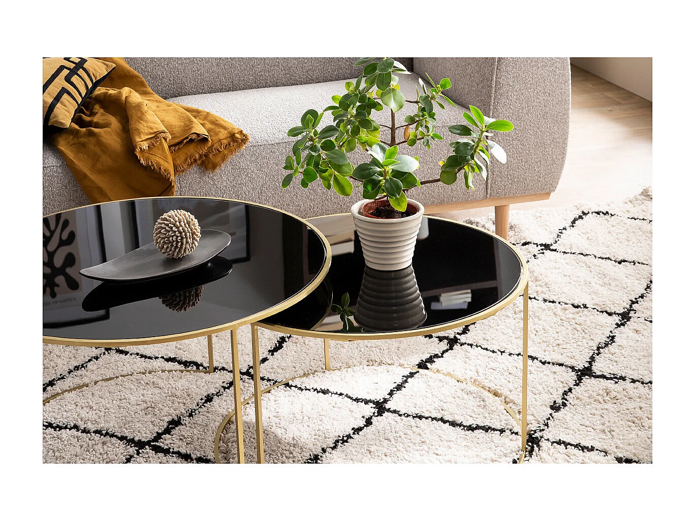 Tables basses gigognes rondes design métal doré et verre teinté noir (lot de 2) ROXO