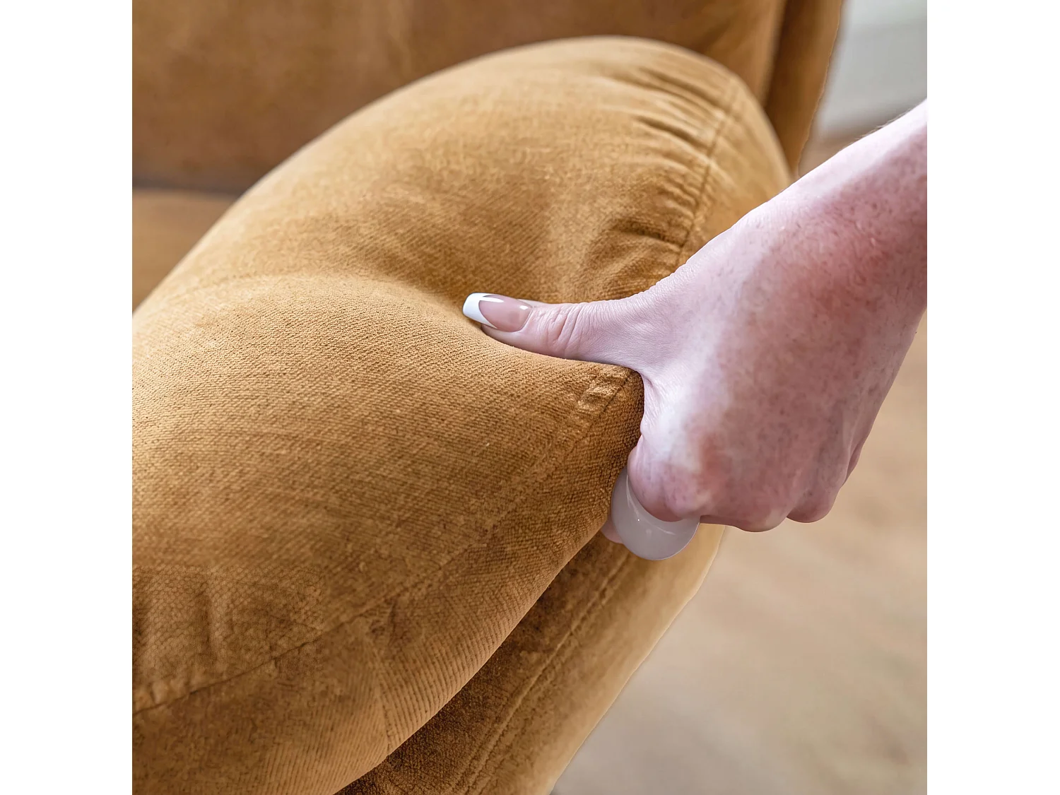 Fauteuil pivotant en tissu effet velours jaune moutarde - Ricci