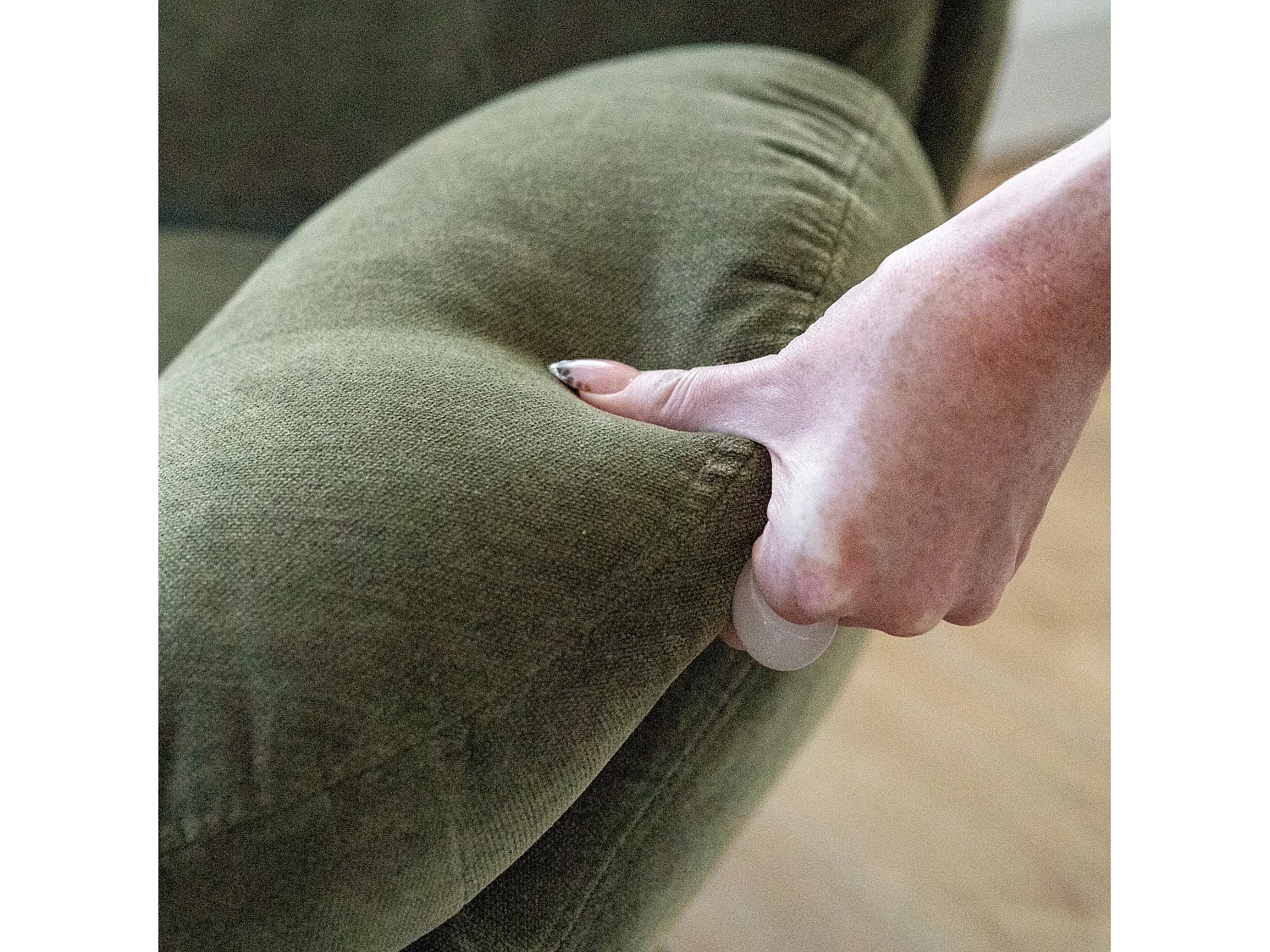 Sillón giratorio en tejido efecto terciopelo verde caqui - Ricci