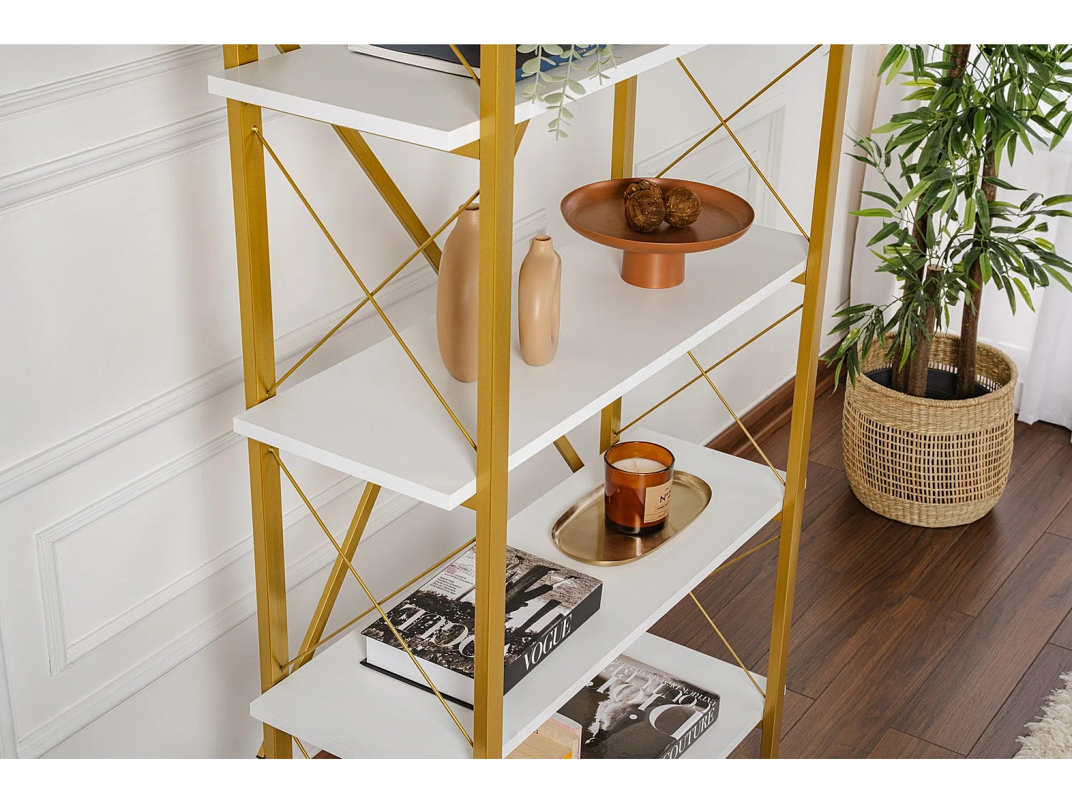 Estante elegante em branco e dourado, 90 x 180 x 33,5 cm | Painel de partículas 100% revestido em melamina, estrutura de metal | Solução de