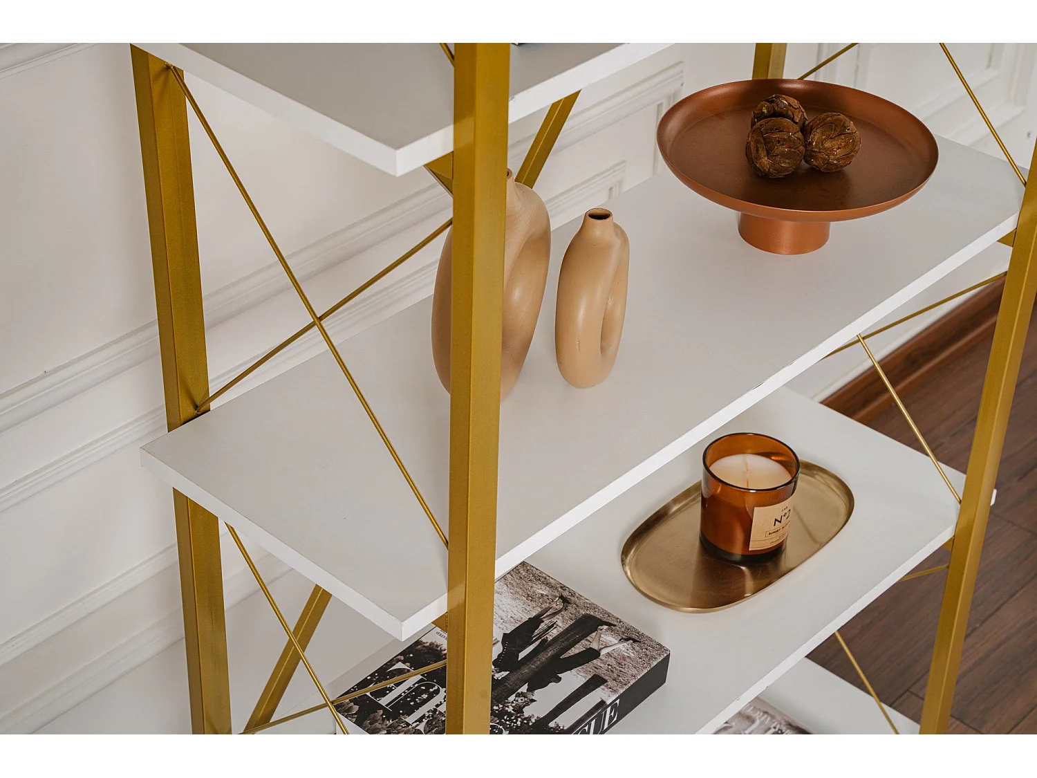 Estante elegante em branco e dourado, 90 x 180 x 33,5 cm | Painel de partículas 100% revestido em melamina, estrutura de metal | Solução de