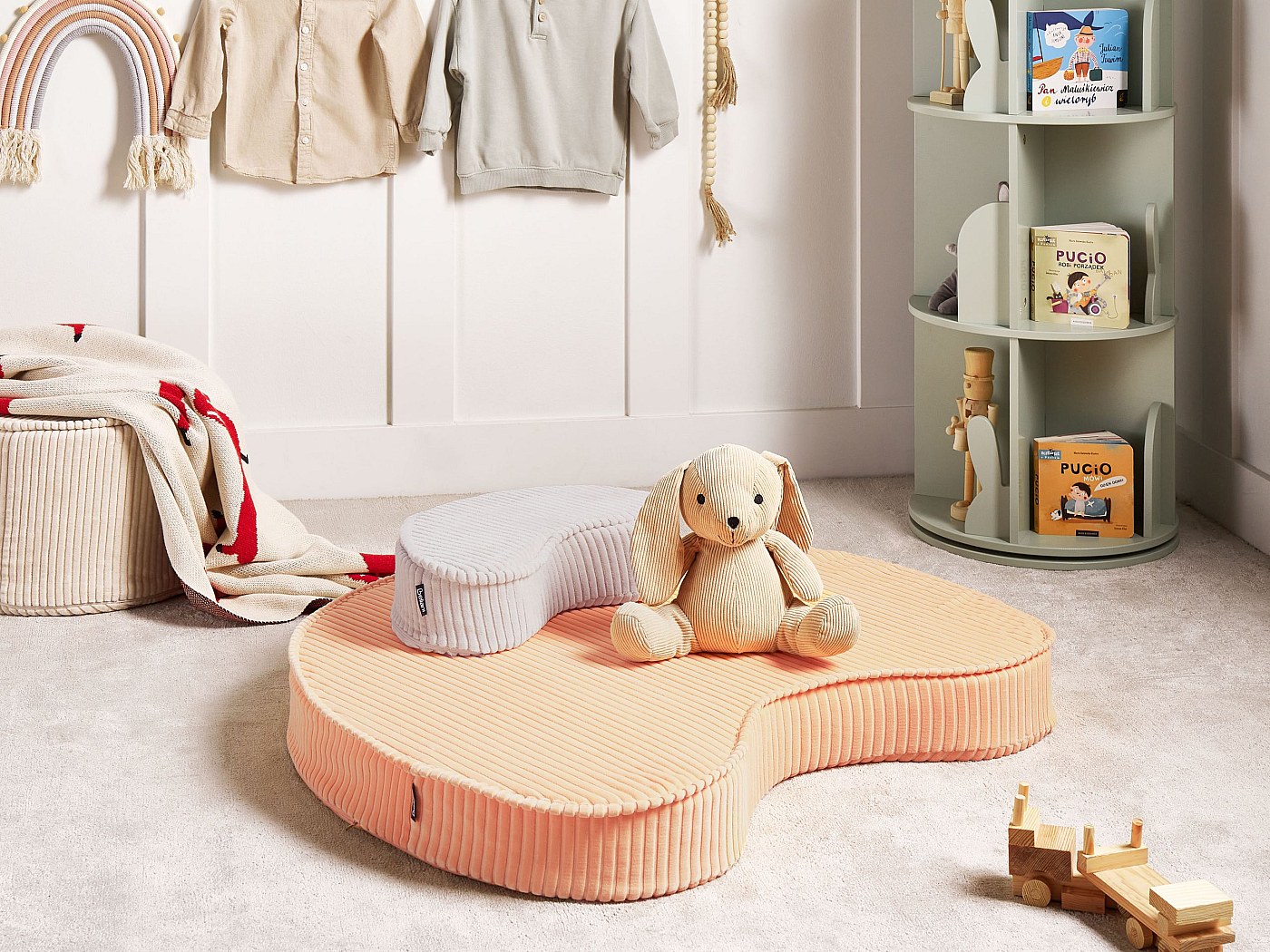 Pouf rotondo 30 cm in similpelliccia bianco con gambe in legno di pino