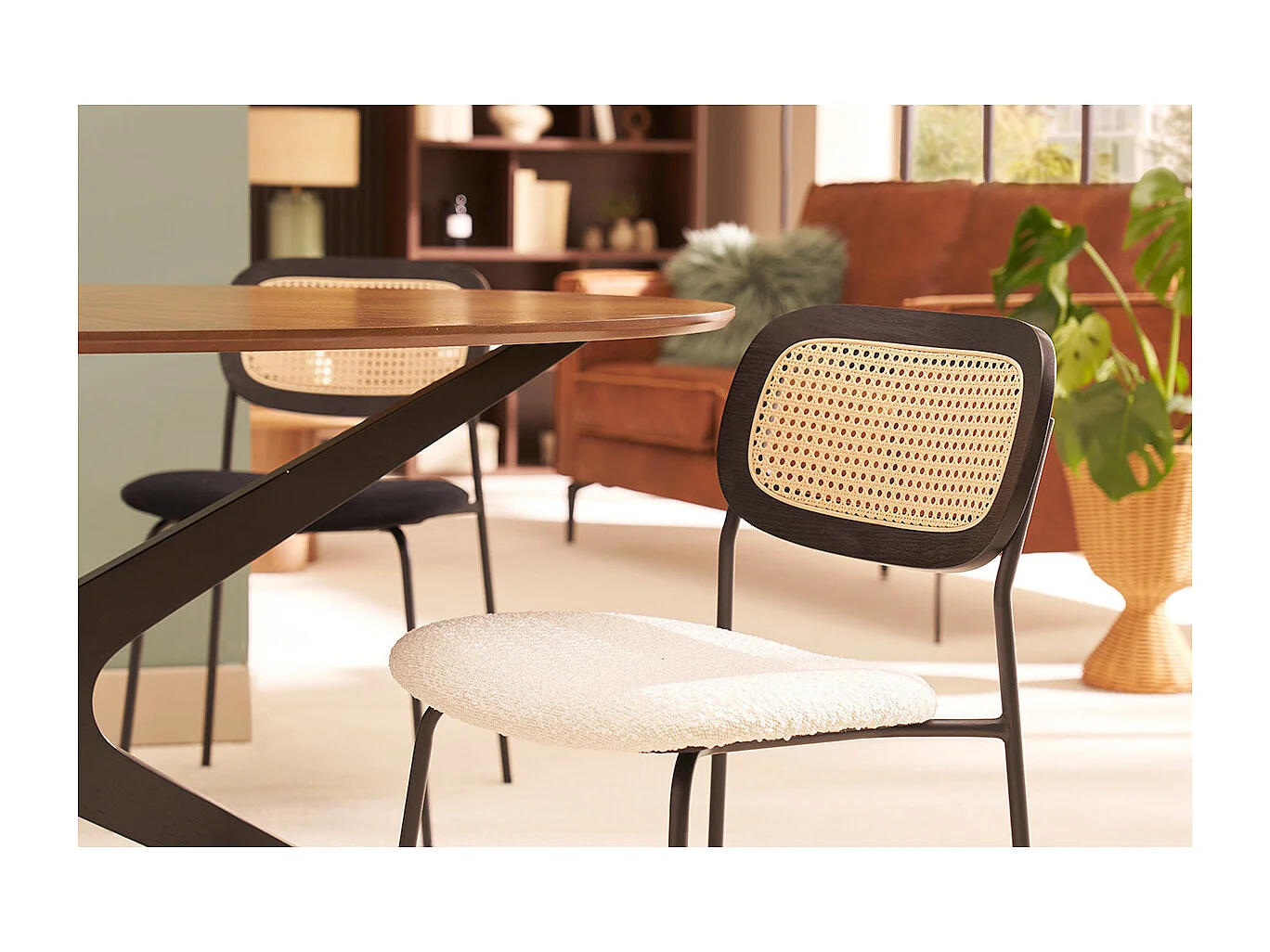 Designstühle aus weißem Schlingenwollstoff, schwarzem Metall und Rattanflechtwerk (Set von 2) MIRANDA