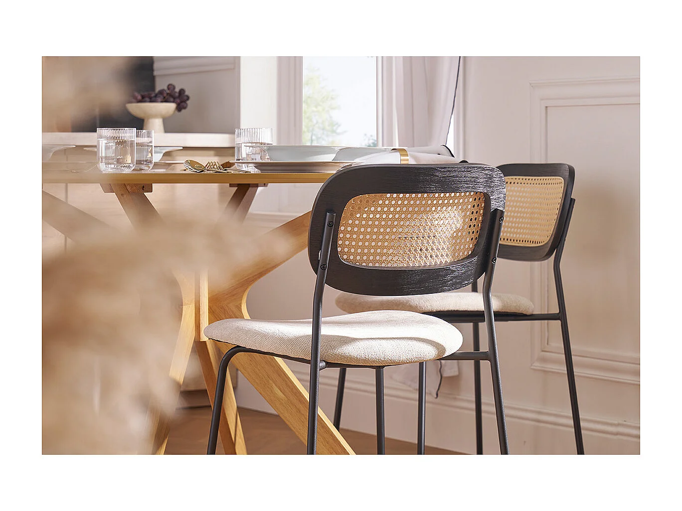 Designstühle aus beigem Textur-Veloursstoff, schwarzem Metall und Rattan-Geflecht (2er-Set) MIRANDA