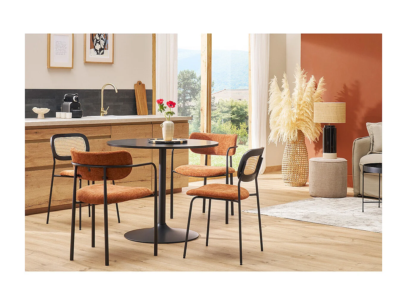 Sedie design in tessuto effetto velluto testurizzato terracotta, metallo nero e intreccio in rattan (set di 2) MIRANDA