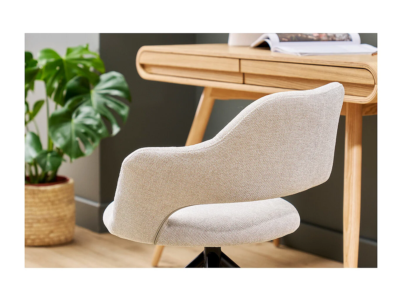 Chaise pivotante 360° en tissu effet velours texturé beige et métal noir JESSY