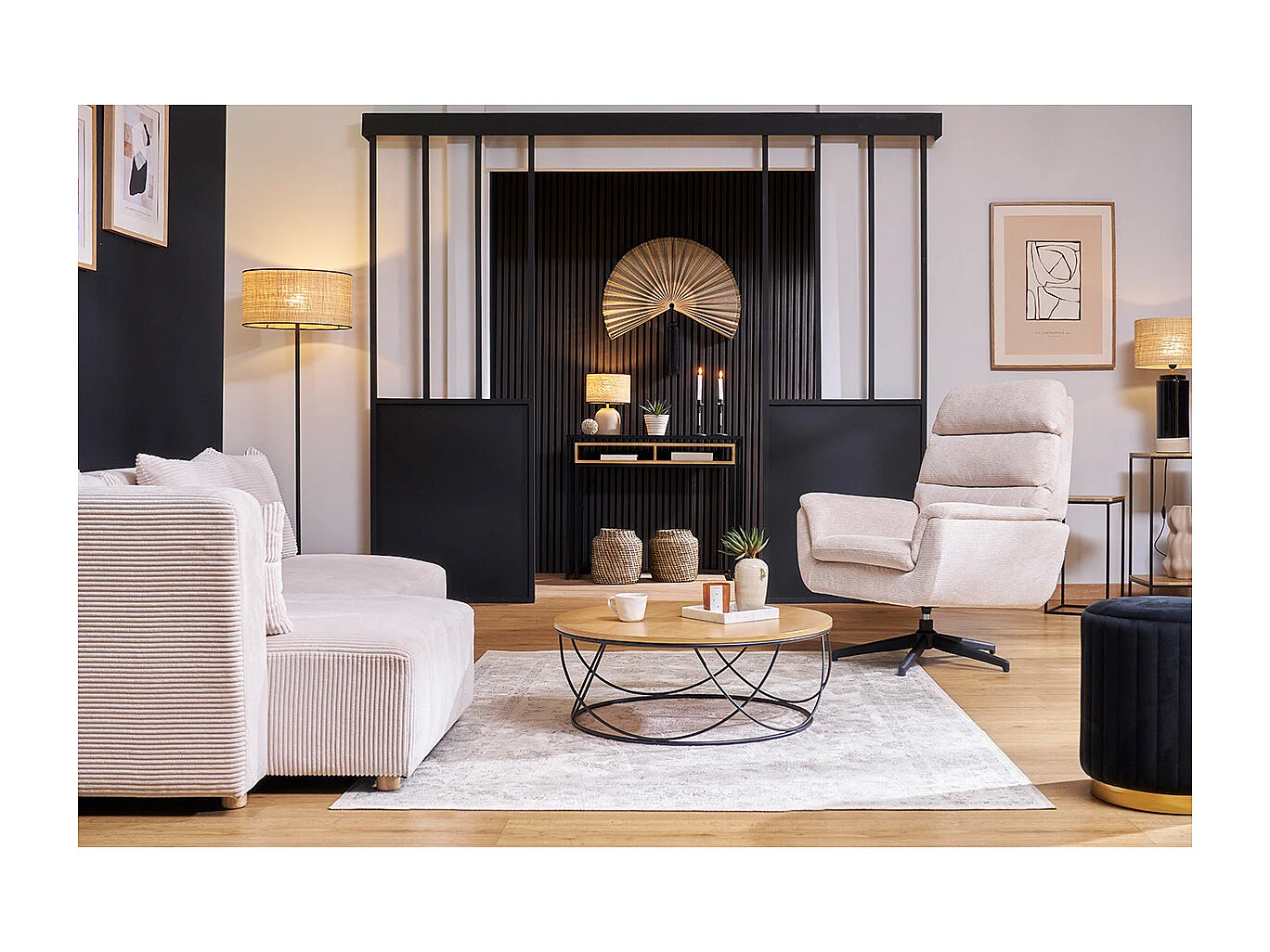 Sillón giratorio de tela chenilla beige y metal negro JONAH