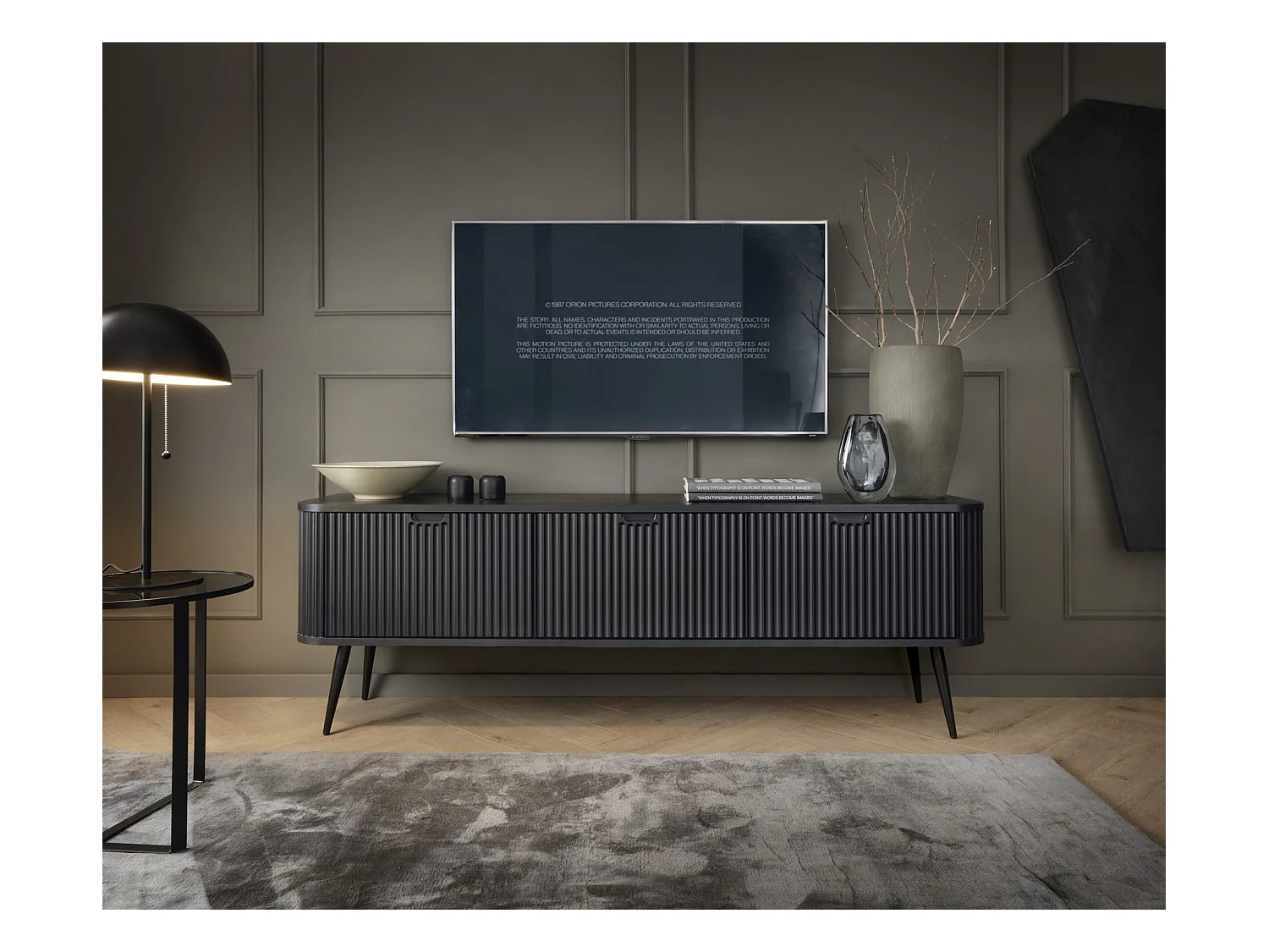 Meuble TV 3 portes avec façades à lamelles - 168 cm - noir avec pieds noirs - ZOVA